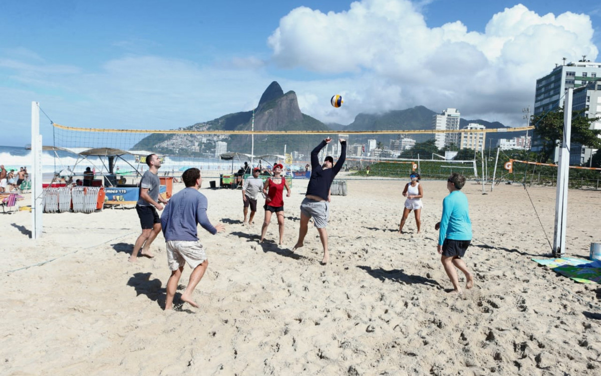 Cariocas aproveitam domingo de sol na Praia de Ipanema, na Zona Sul