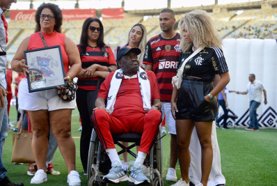 Lendário massagista do Flamengo, Denir é homenageado antes do duelo com o Coritiba