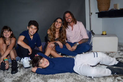 Wanessa Camargo e Dado Dolabella posam sorridentes ao lado dos filhos