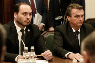 Carlos Bolsonaro diz que deixará redes sociais do pai: 'Não acredito mais no que me trouxe aqui'