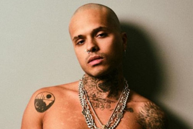 Vitão polemiza com fotos em que aparece 'lambendo fezes': 'Que loucura é essa?'