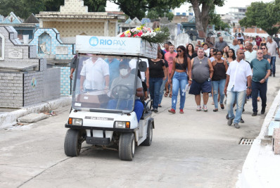 'Meu marido veio para este mundo com uma missão: fazer o bem', disse viúva no enterro de vítima de ataque a condomínio