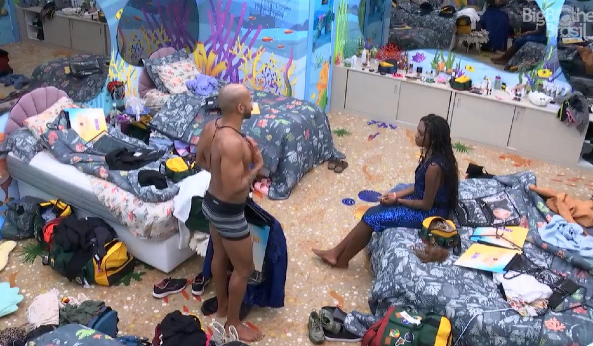 Ricardo e Sarah conversam no Quarto Fundo do Mar - Reprodução de vídeo / TV Globo