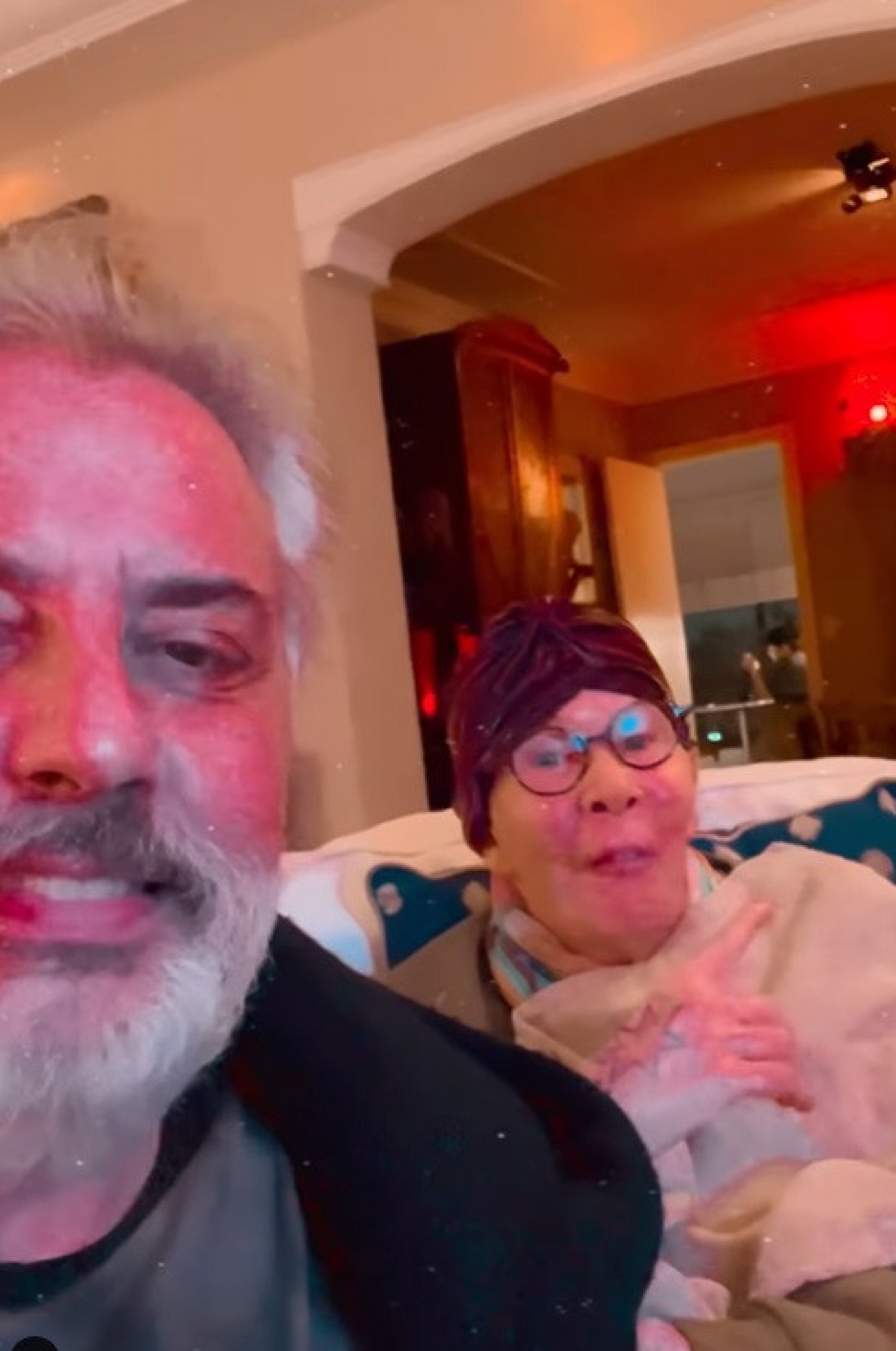 Acompanhada do marido, Rita Lee assiste ao 'Altas Horas' em sua homenagem - Reprodução de vídeo