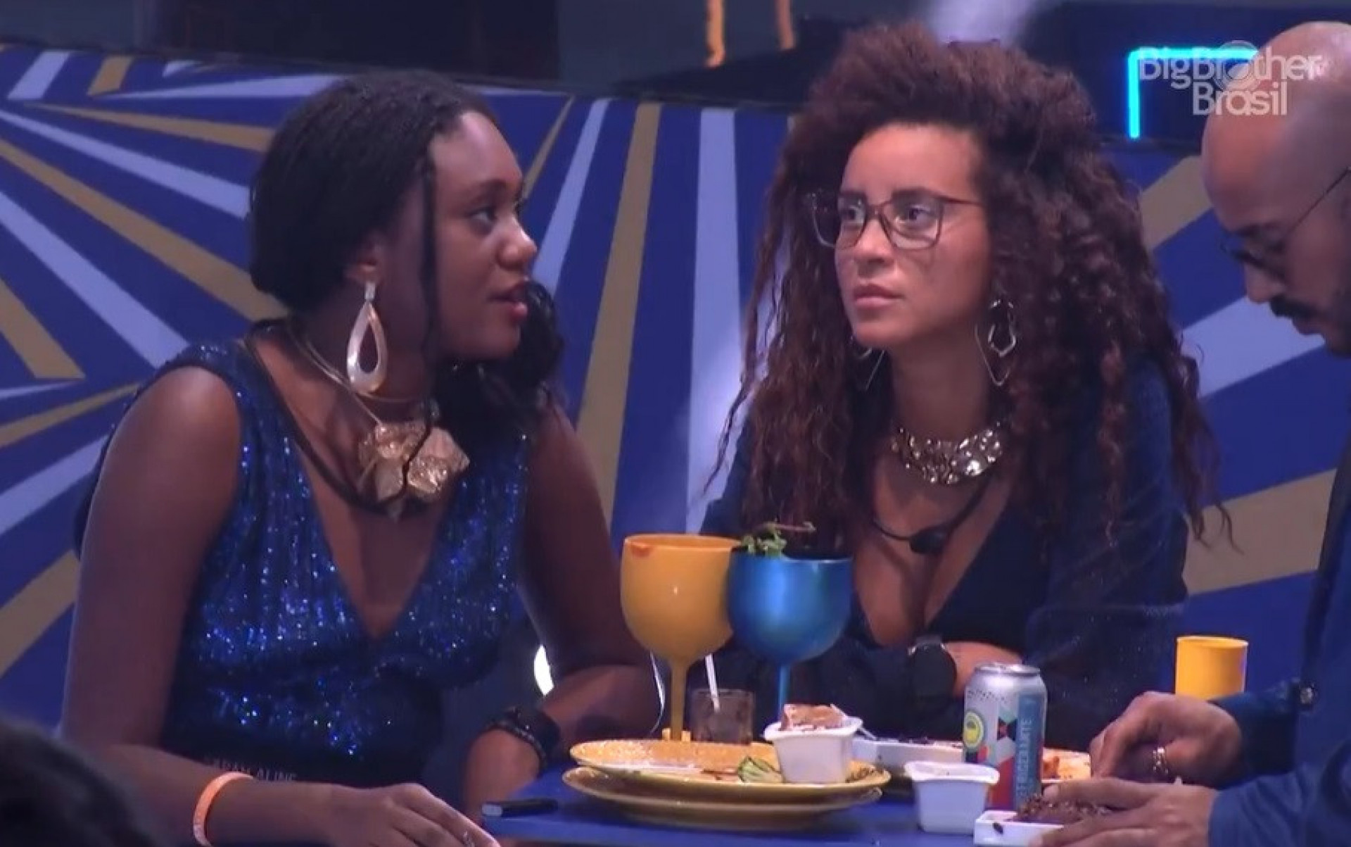 Sarah desabafa com Domitila e Ricardo - Reprodução de vídeo / TV Globo