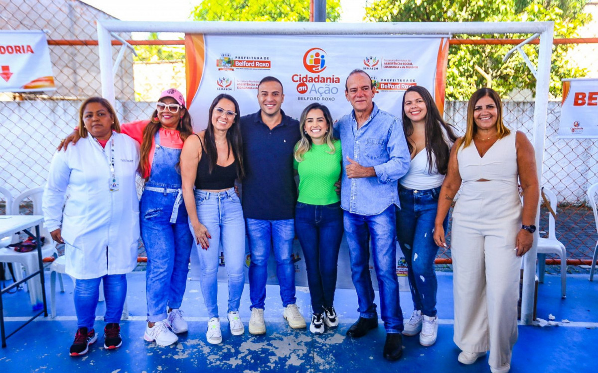 Secret&aacute;ria Brenda Carneiro (quinta da esquerda para a direita) e representantes do governo municipal no Cidadania em A&ccedil;&atilde;o