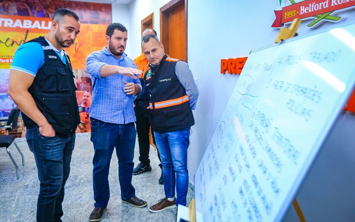 Waguinho e representantes da Seguran&ccedil;a P&uacute;blica debatem a viol&ecirc;ncia em Belford Roxo