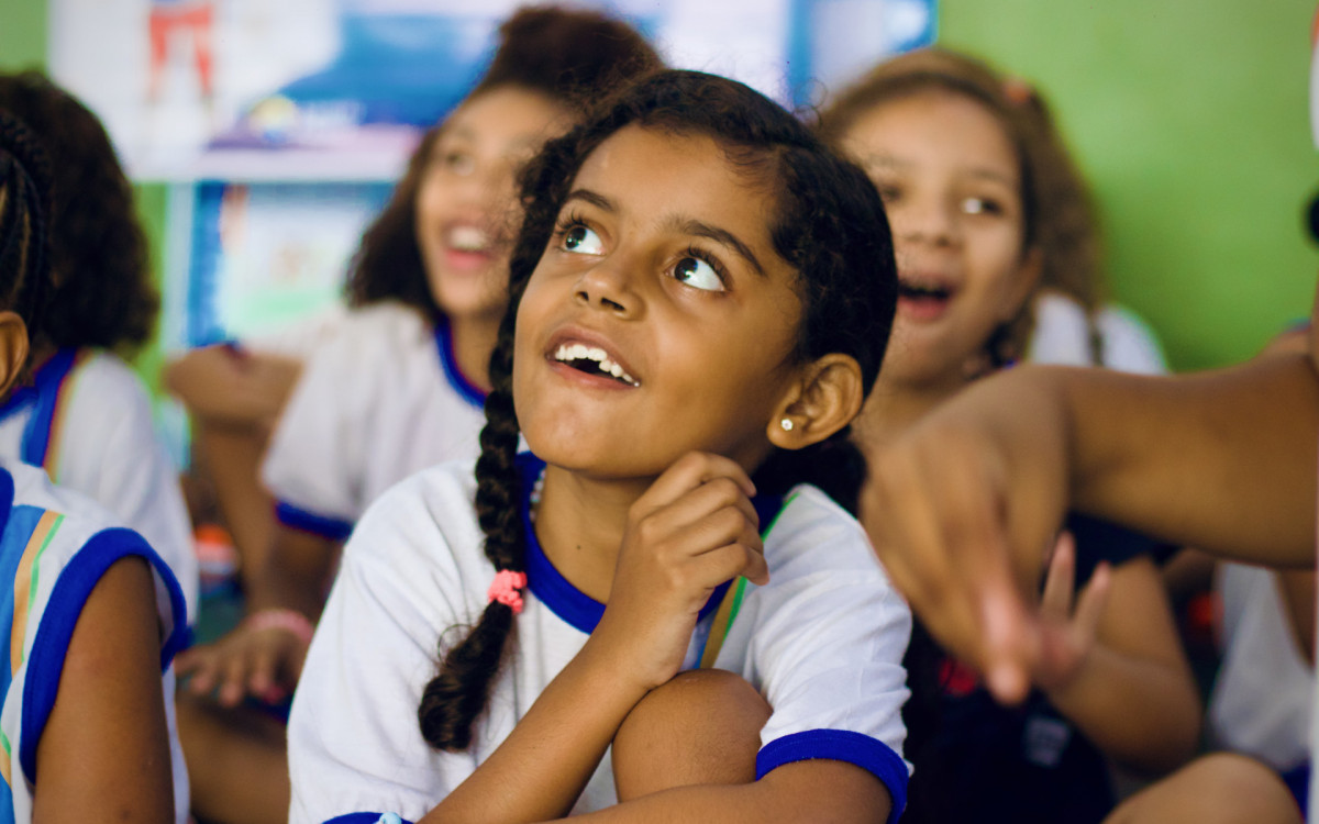 Aluna ouve hist&oacute;ria com aten&ccedil;&atilde;o