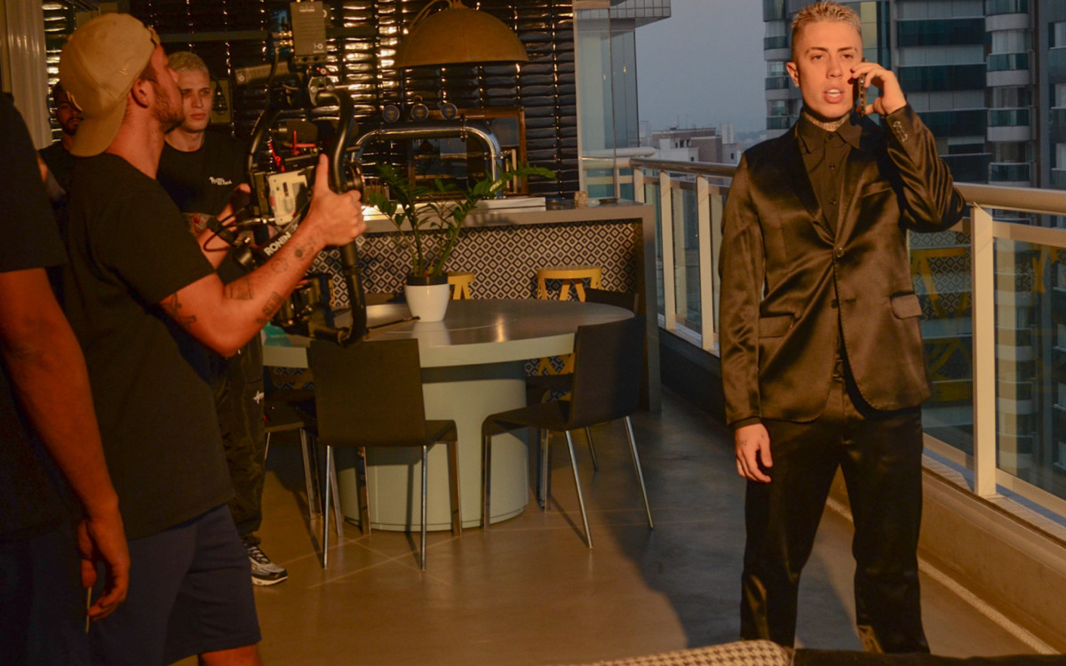 Mel Maia participa das grava&ccedil;&otilde;es do novo clipe de seu namorado, MC Daniel