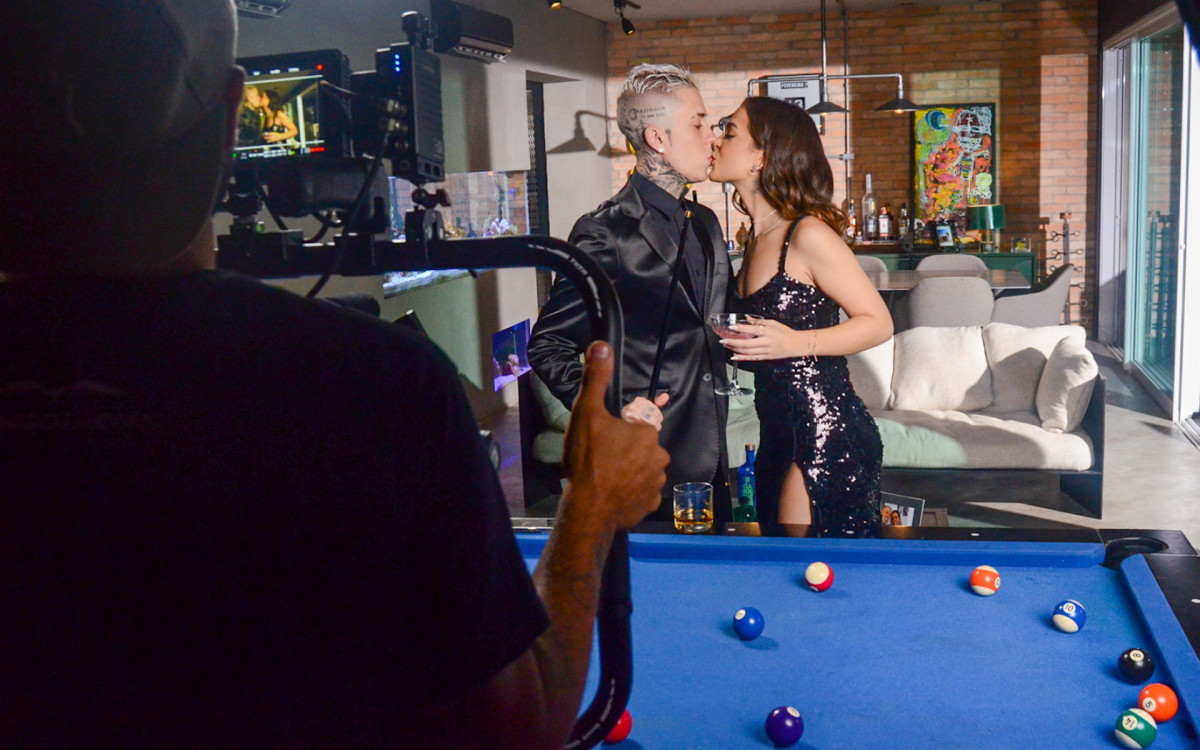 Mel Maia participa das grava&ccedil;&otilde;es do novo clipe de seu namorado, MC Daniel