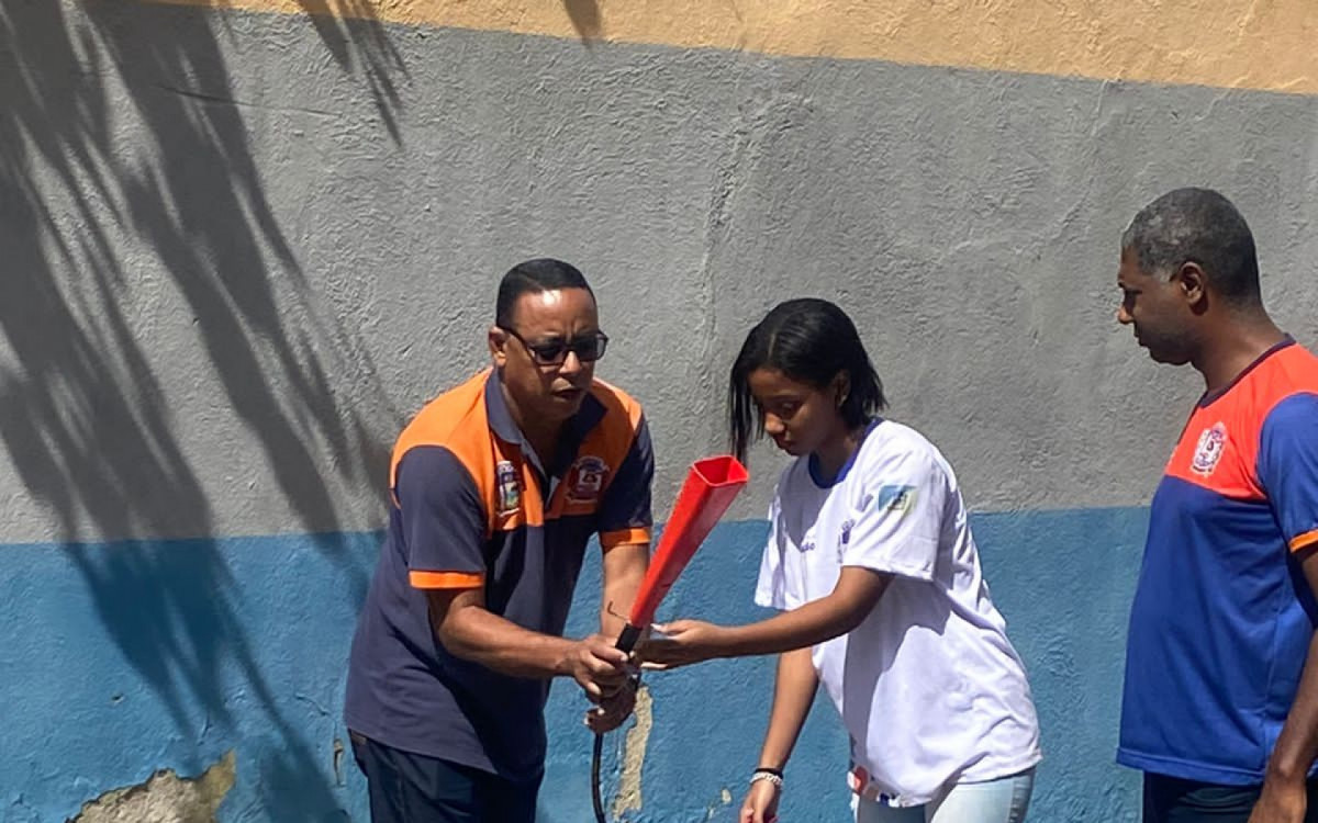 Escola municipal do Cosmorama recebe instru&ccedil;&otilde;es de combate a inc&ecirc;ndio