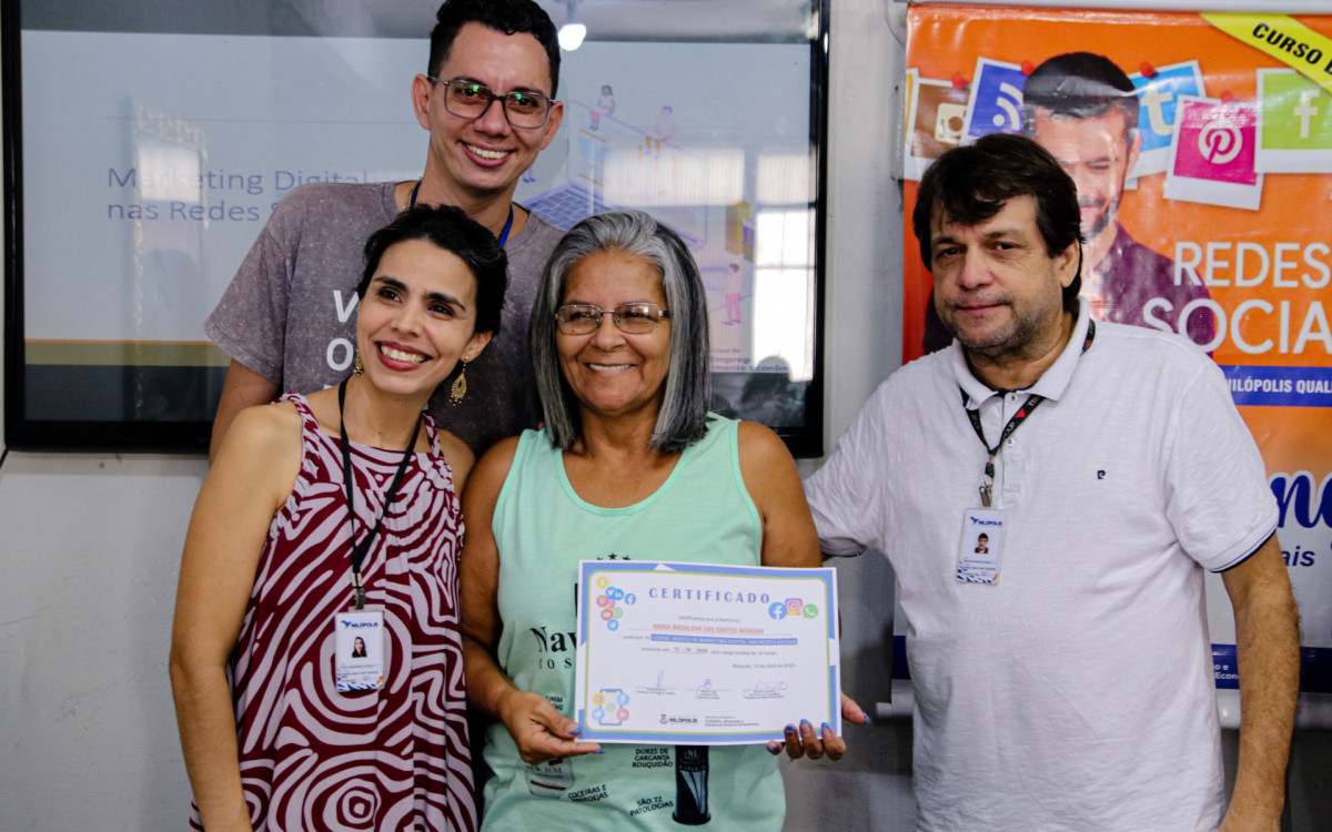 Madalena Santos, ao lado do secretario Dudu Amorim (D), &eacute; vendedora de cosm&eacute;ticos. Ela buscou o curso com intuito de aprimorar suas habilidades com as vendas