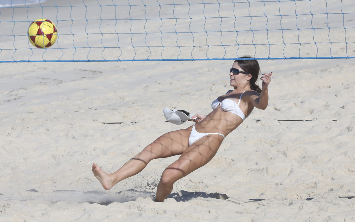 Jade Picon curte dia de sol na Praia da Barra da Tijuca, na Zona Oeste do Rio, na manh&atilde; desta quarta-feira