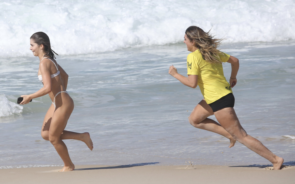 Jade Picon se diverte em dia de praia com amiga na Barra da Tijuca, na Zona Oeste do Rio