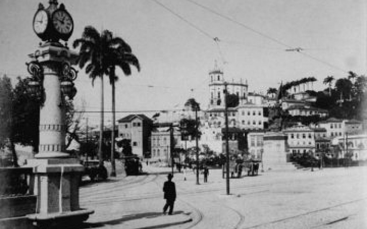 O monumento está situado na Rua da Glória, na altura no número 290 - Arquivo/Portal Augusto Malta