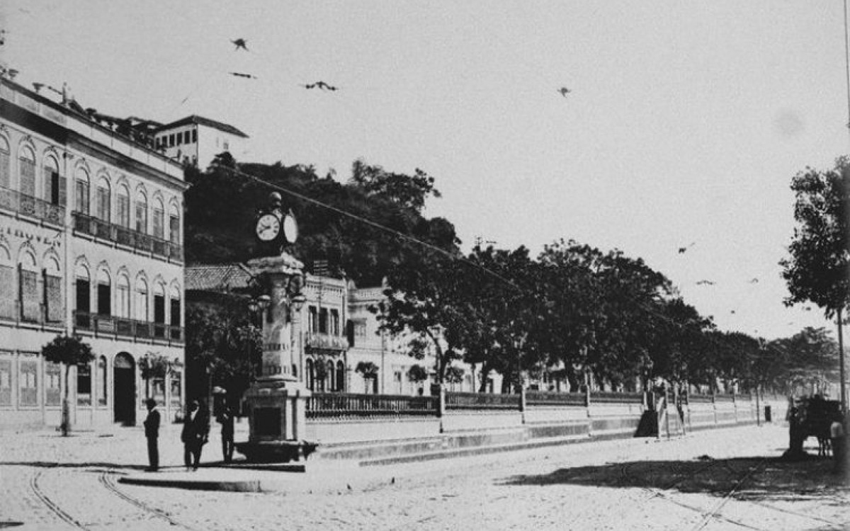 O monumento está situado na Rua da Glória, na altura no número 290 - Arquivo/Portal Augusto Malta