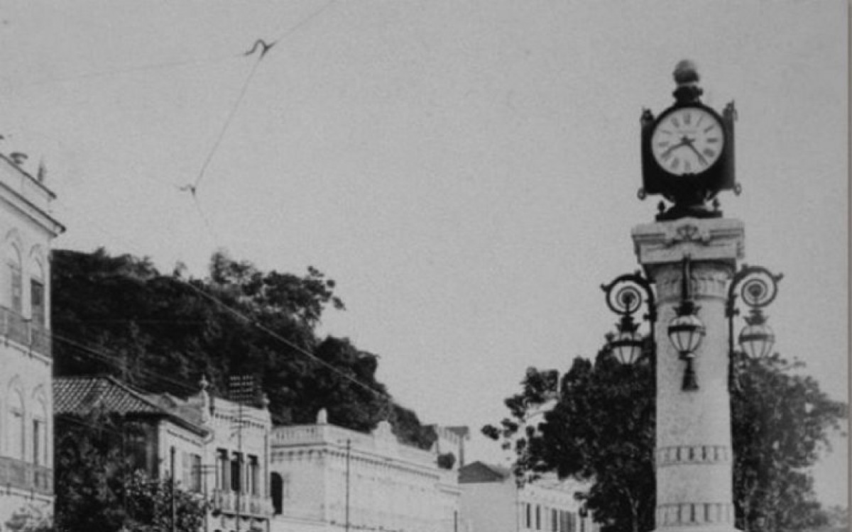 O monumento está situado na Rua da Glória, na altura no número 290 - Arquivo/Portal Augusto Malta