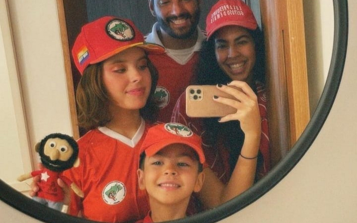 Bela Gil e Jo&atilde;o Paulo Demasi com os filhos Flor Gil e Nino Gil