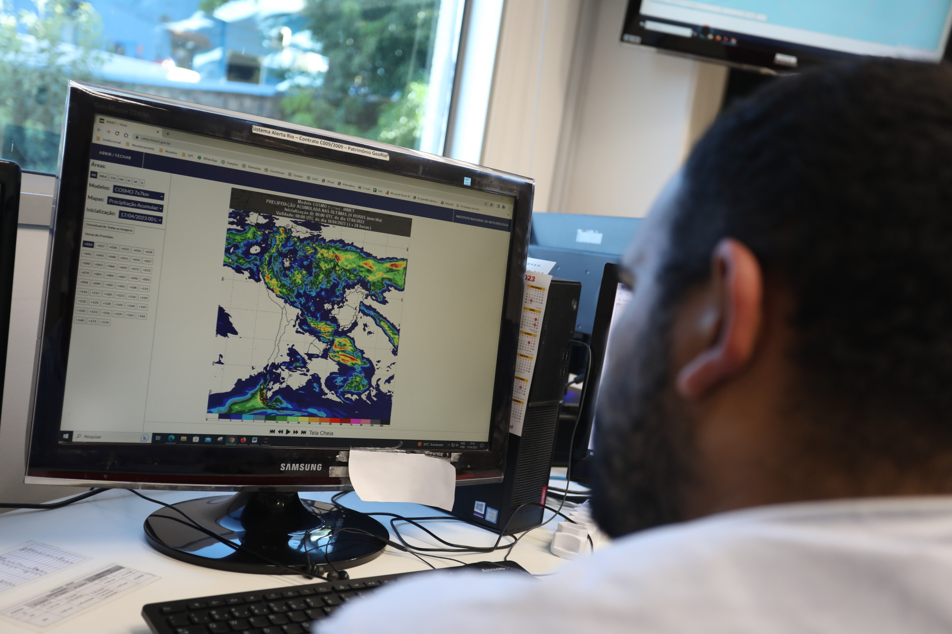 O meteorologista Bruno Dumas analisa dados do sat&eacute;lite que cobre o continente americano - Pedro Ivo/ Ag&ecirc;ncia O Dia 