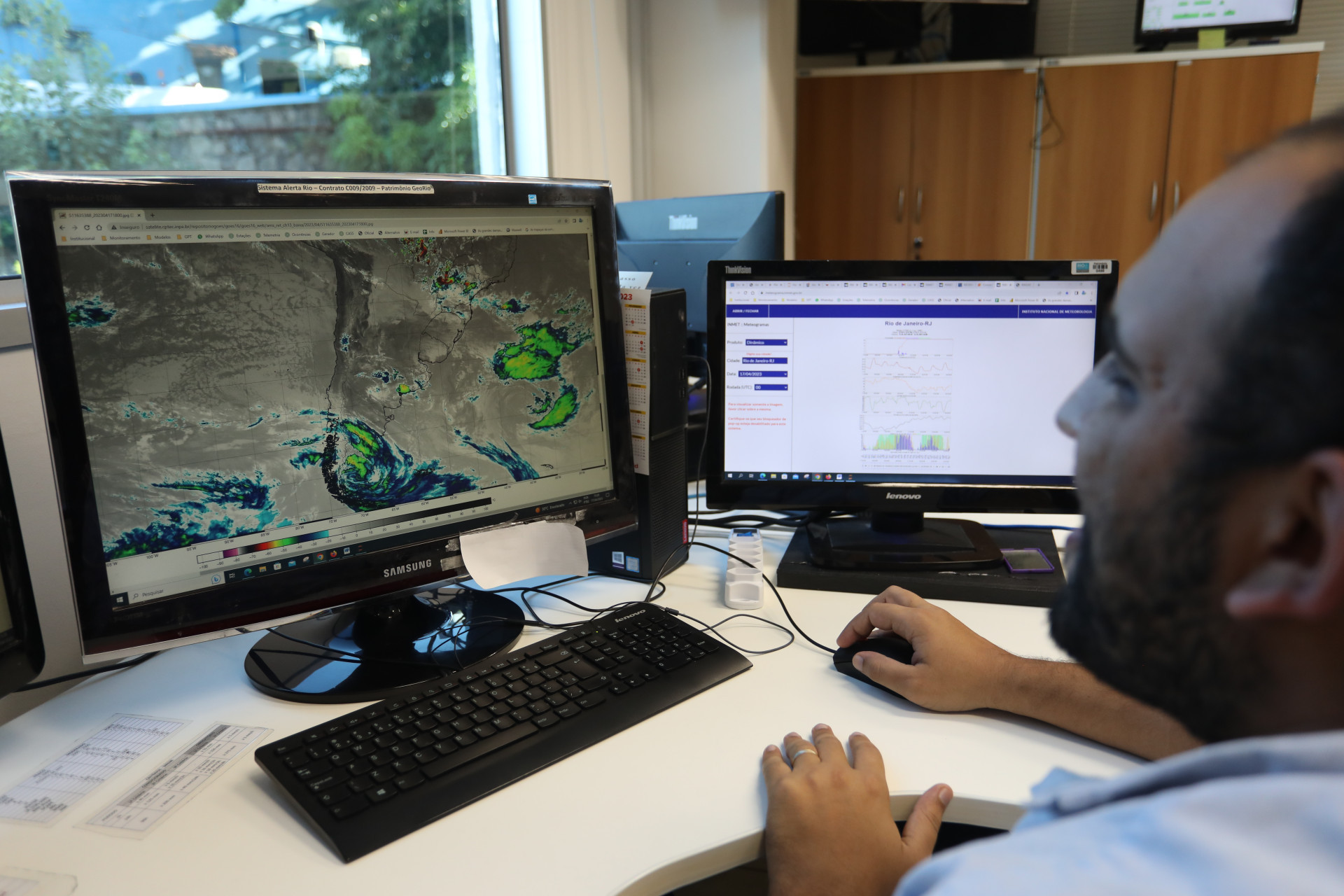 O meteorologista Bruno Dumas analisa dados do sat&eacute;lite que cobre o continente americano - Pedro Ivo/ Ag&ecirc;ncia O Dia 