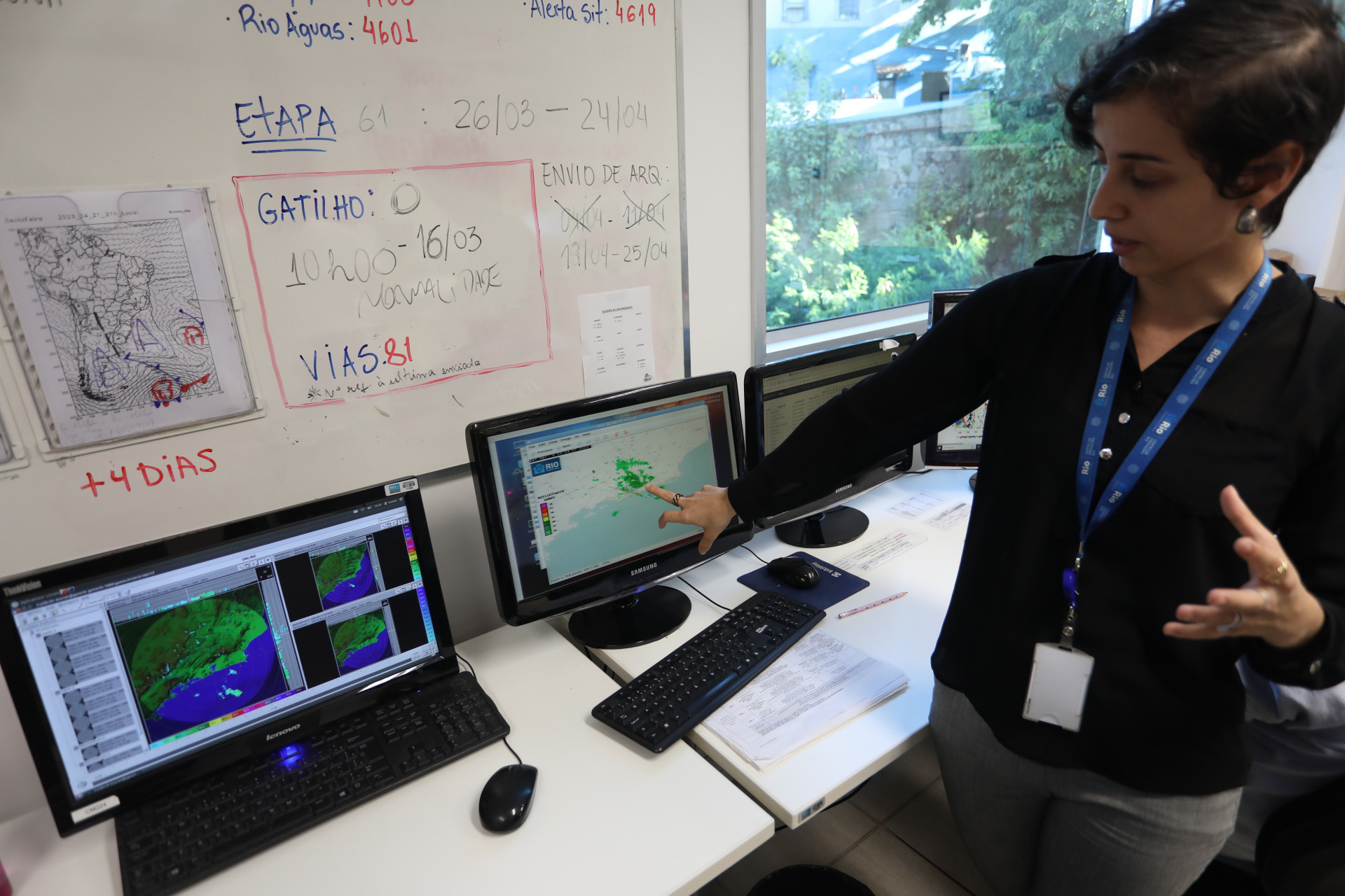 Raquel Franco mostra imagens do radar do Sumar&eacute;, que cobre a cidade do Rio - Pedro Ivo/ Ag&ecirc;ncia O Dia 