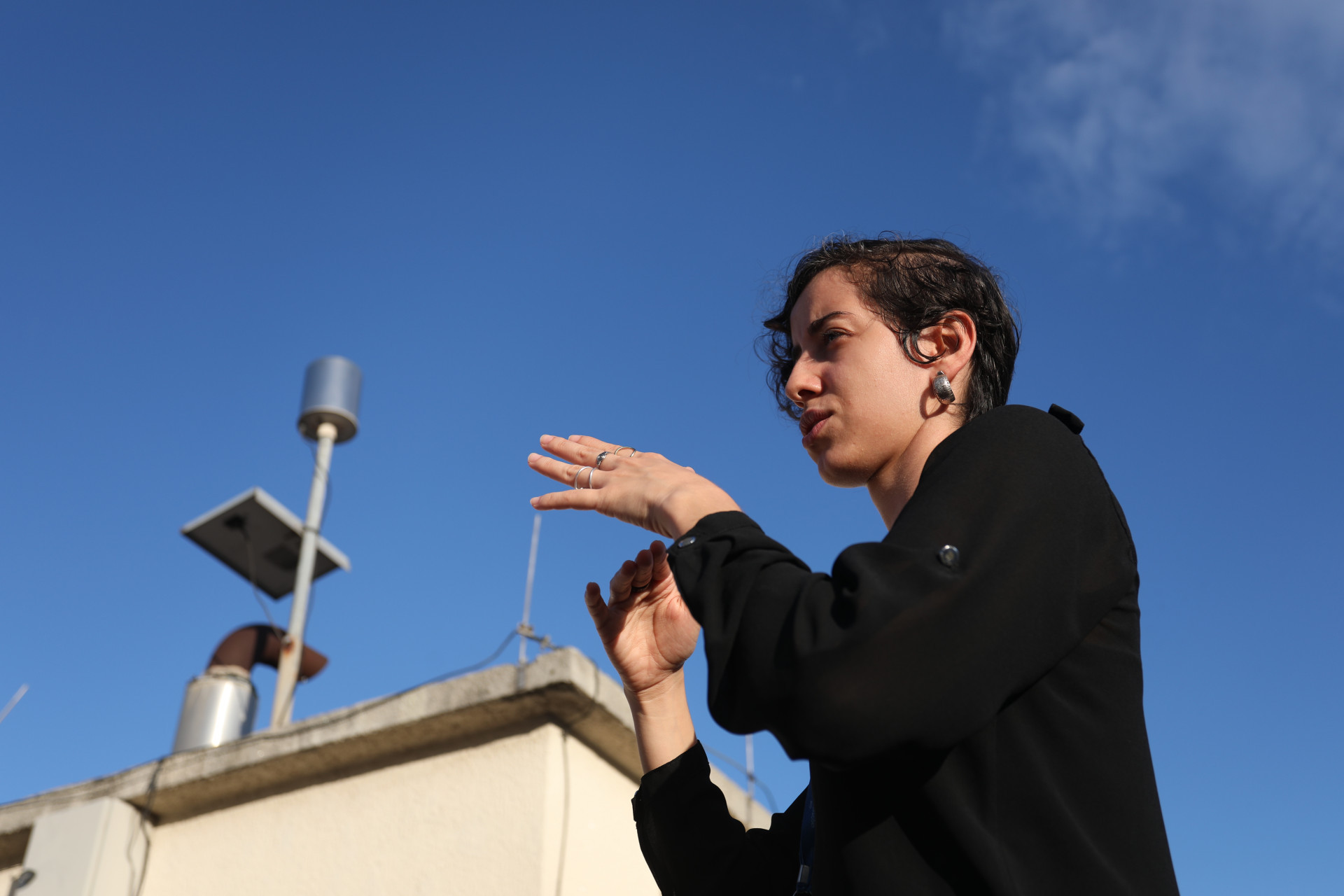 Raquel Franco, meteorologista-chefe do Alerta Rio, no alto do COR, onde h&aacute; um pluvi&ocirc;metro instalado - Pedro Ivo/ Ag&ecirc;ncia O Dia 