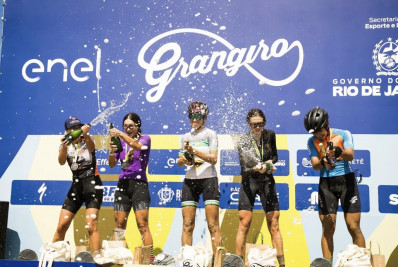 Campeões fazem a festa em competição de ciclismo em Búzios