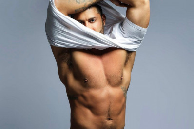 Jesus Luz esquenta o clima ao surgir de cueca branca e farto na web