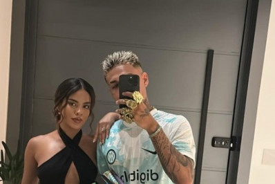 MC Cabelinho é criticado por usar camisa de time em jantar romântico e rebate: 'Não vou mudar'