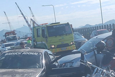 Acidente envolvendo dois carros causa lentidão na Ponte Rio-Niterói