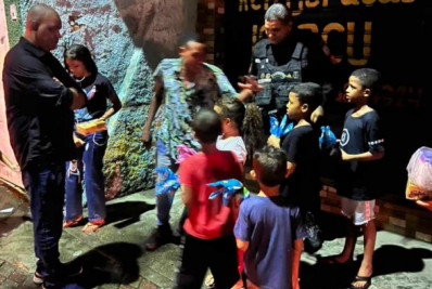 Destaques nas redes sociais, Guto e sargento PM Paulo Aguiar distribuem chocolates em Belford Roxo