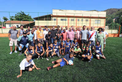Comunidade da Grota ganha campo de futebol sintético