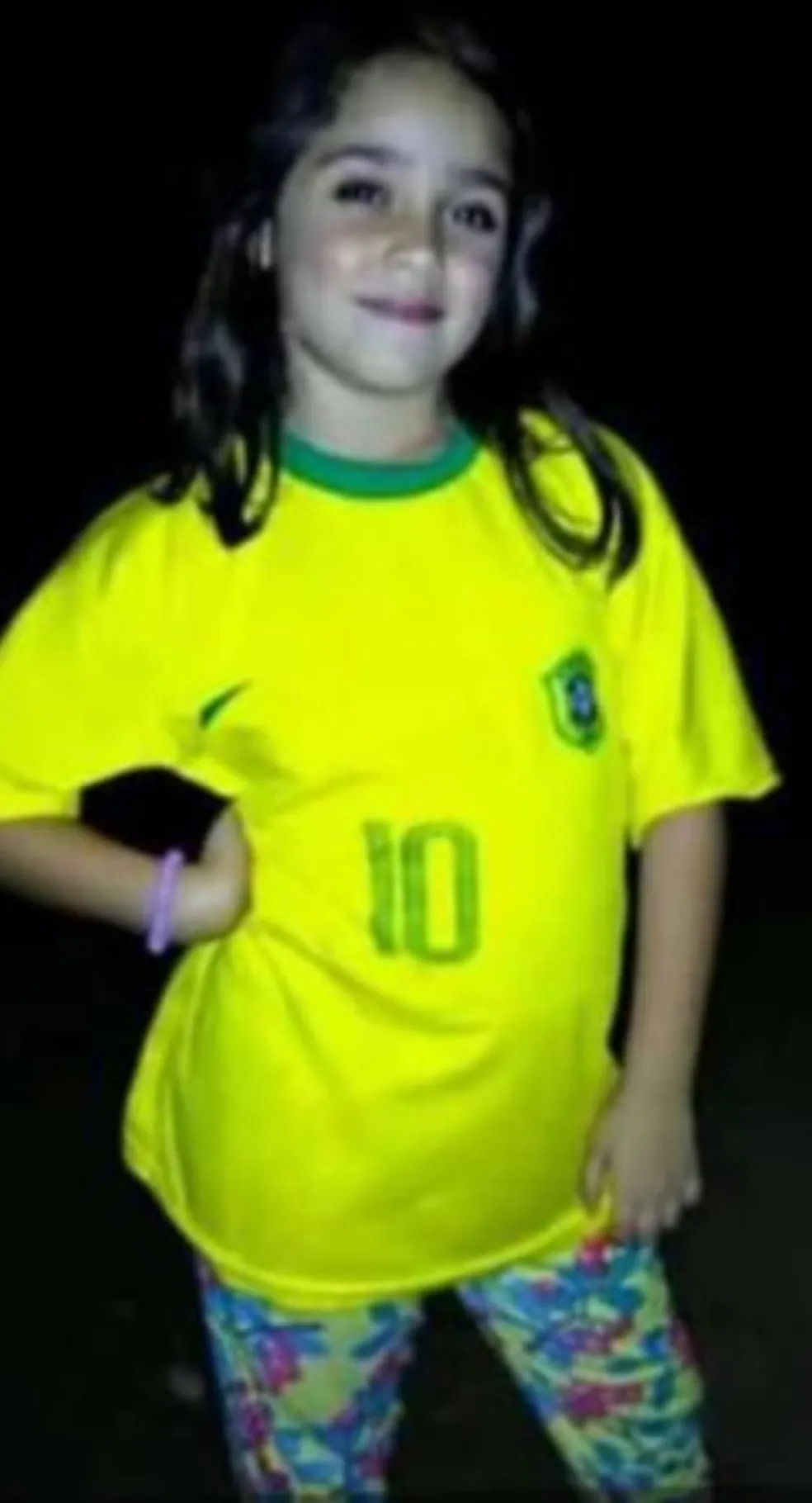 Corpo de menina de 12 anos morta por bala perdida é enterrado