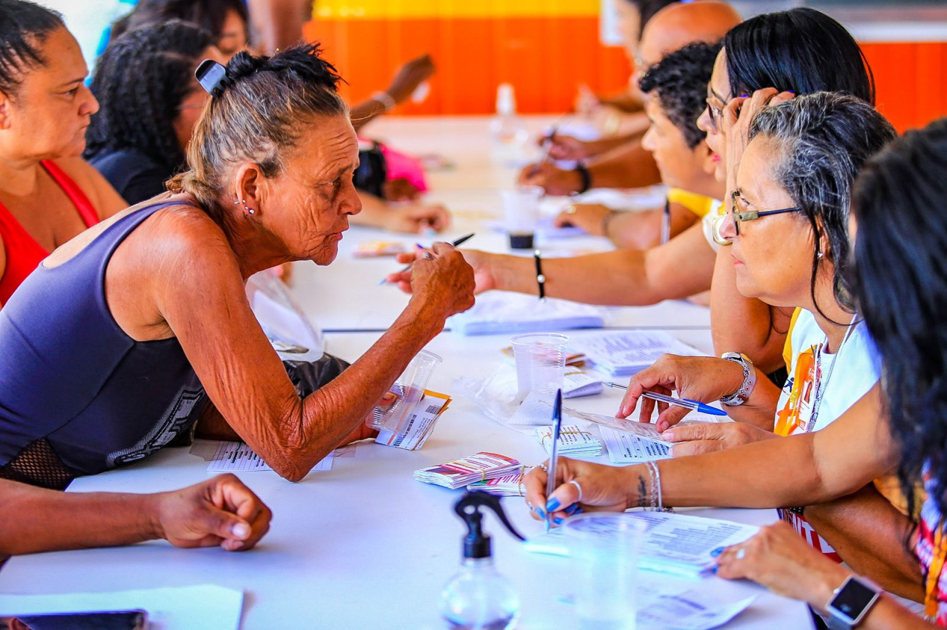 A dona de casa Renilda Bastos esteve na a&ccedil;&atilde;o social para dar entrada na isen&ccedil;&atilde;o de certid&atilde;o de nascimento, cart&atilde;o do idoso e segunda via do CPF - Rafael Barreto / PMBR