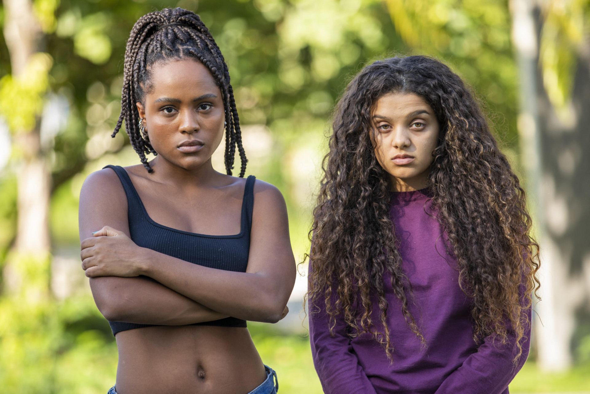 Isa (Duda Santos) e Karina (Danielle Olimpia).

 - Globo/João Miguel Júnior