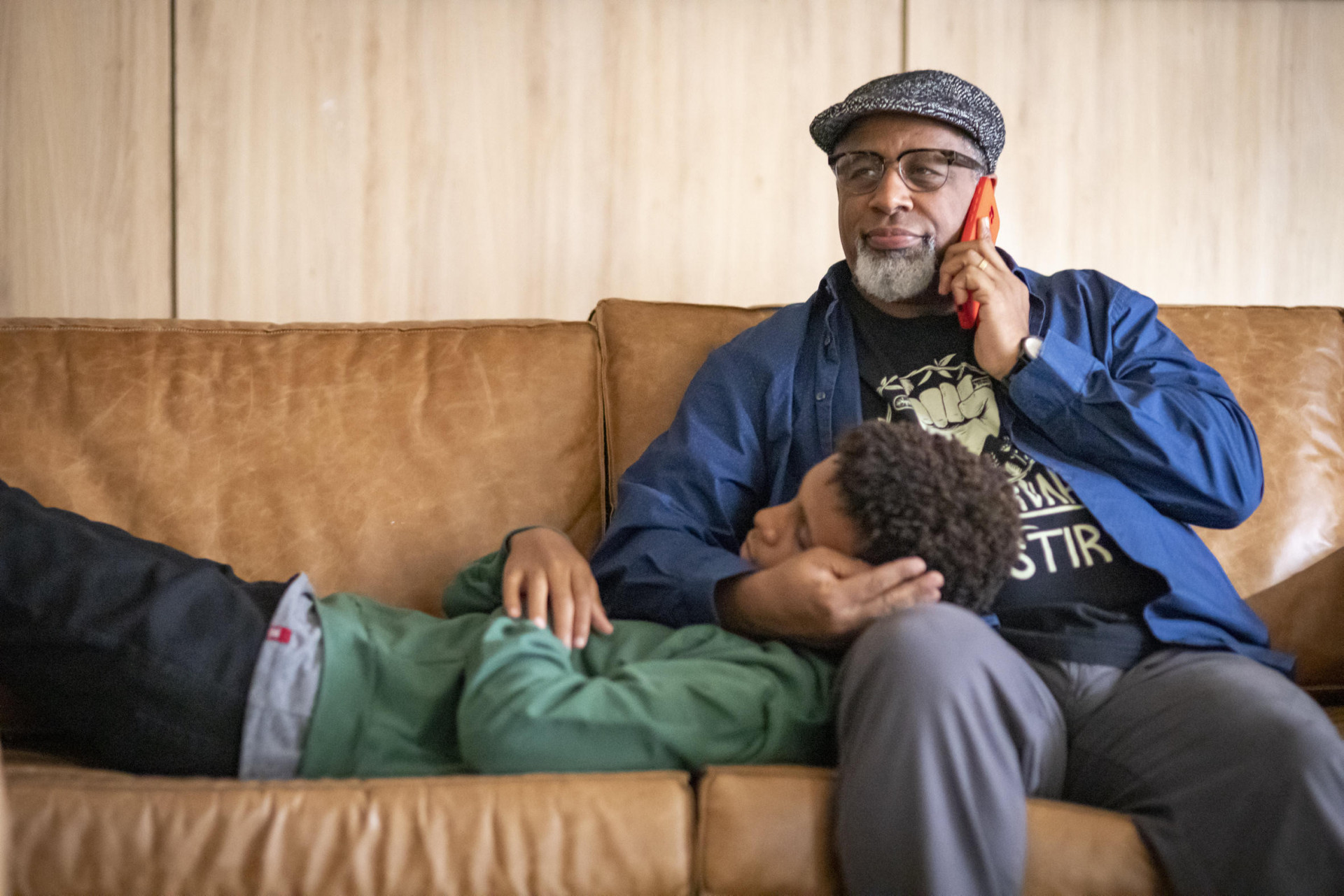 Monteiro (Aílton Graça) ao lado de Theo (Ricardo Silva), que aceita a internação. - Globo/Paulo Belote