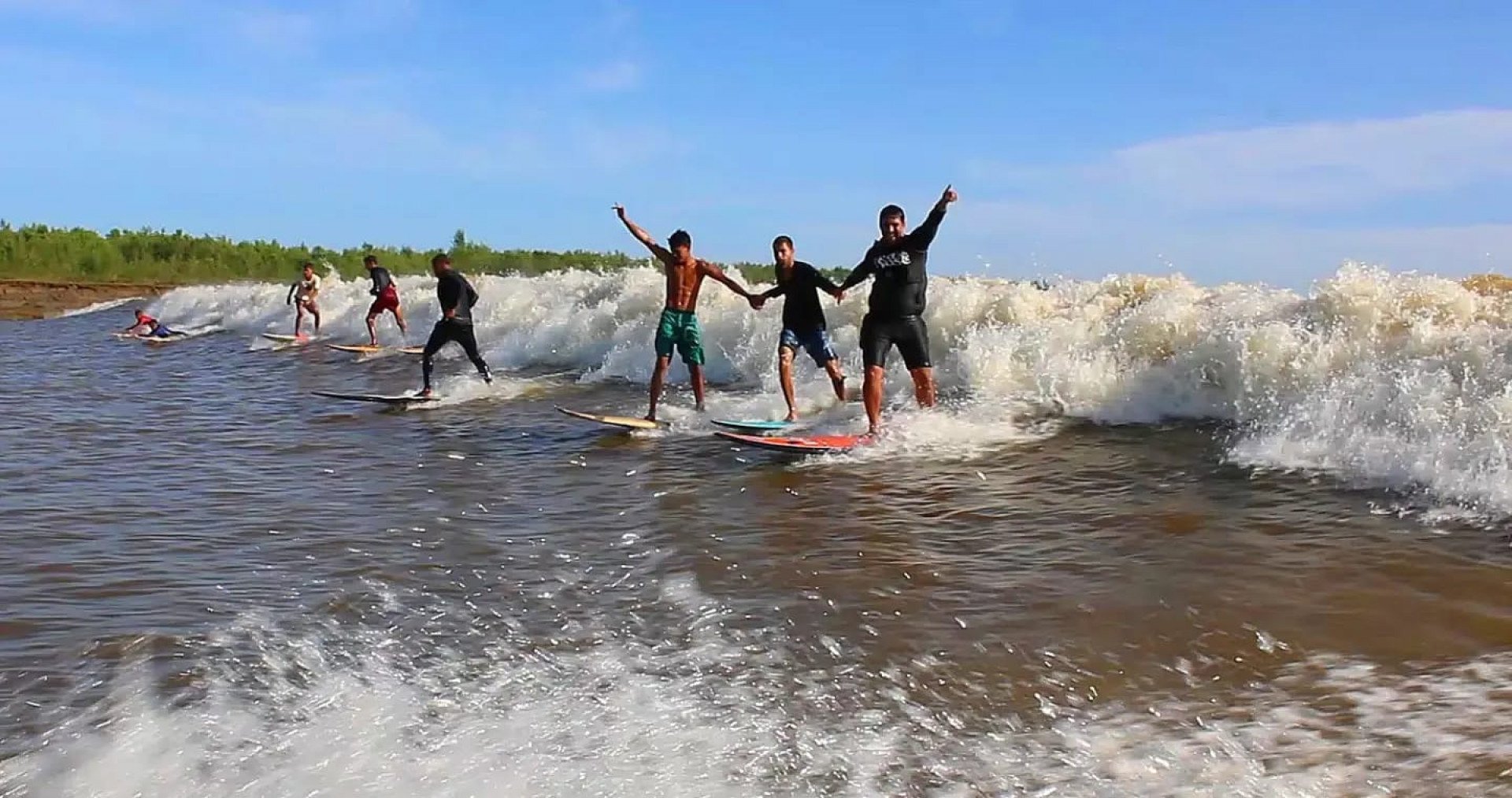 Documentário com André Pássaro irá mostrar o dia a dia, onde moram, equipamentos que usam, dificuldades, inspirações e sonhos da nova geração do surf, da comunidade ribeirinha, no Maranhão - Divulgação/Douglas Gomes