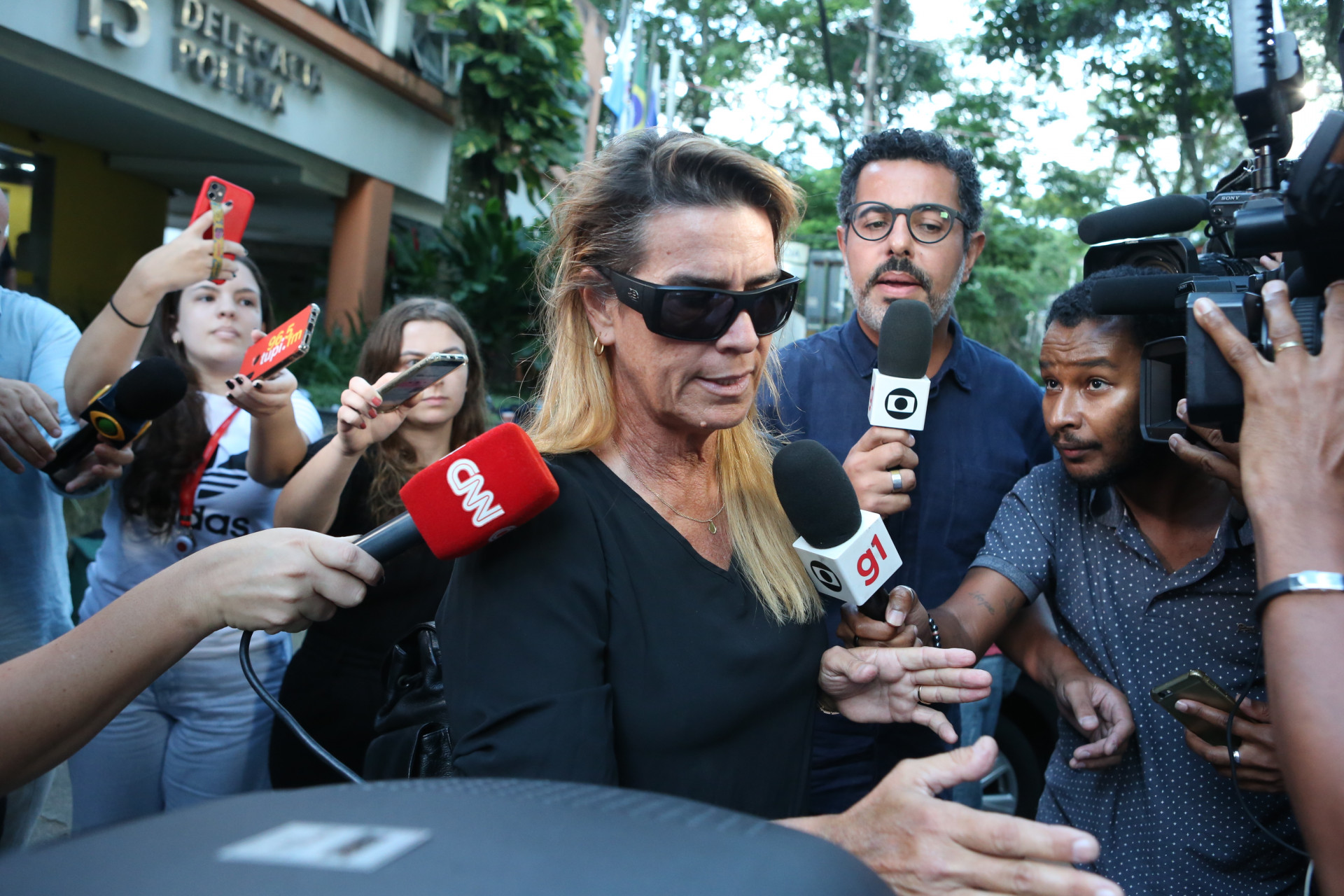 Ex-jogadora de vôlei Sandra Mathias saindo da 15° DP- Gávea, após prestar depoimento sobre as agressões cometidas contra entregadores, em São Conrado.  - Cleber Mendes/ Agência O Dia