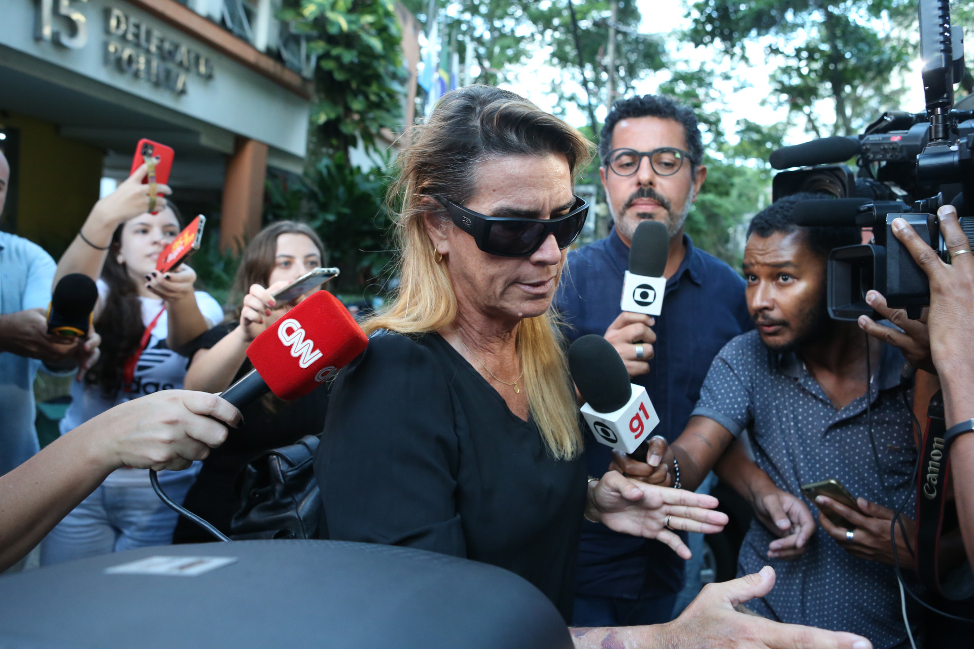 Ex-jogadora de vôlei Sandra Mathias saindo da 15° DP- Gávea, após prestar depoimento sobre as agressões cometidas contra entregadores, em São Conrado.  - Cleber Mendes/ Agência O Dia