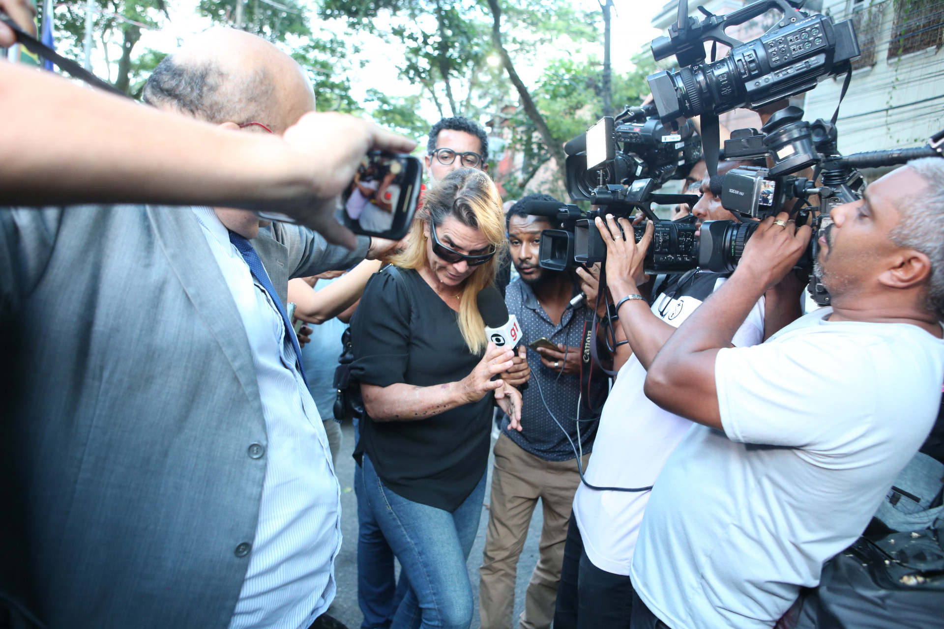 Ex-jogadora de vôlei Sandra Mathias saindo da 15° DP- Gávea, após prestar depoimento sobre as agressões cometidas contra entregadores, em São Conrado.  - Cleber Mendes/ Agência O Dia