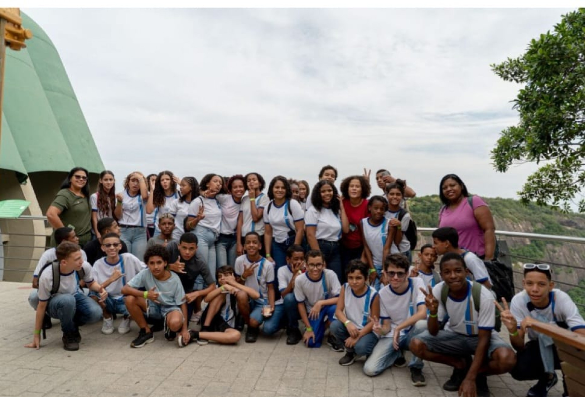 Os estudantes do oitavo ano da Escola Municipal Margarida Fernandes Sabino, em Olinda, que visitaram o Pão de Açúcar - Mateus Carvalho/PMN