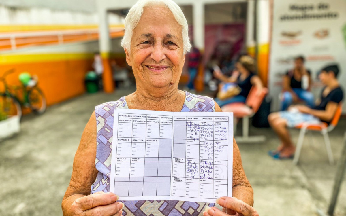 Annine Venezia tomou a vacina gripe na Policl&iacute;nica Neuza Brizola. Ela destacou que &eacute; importante se imunizar