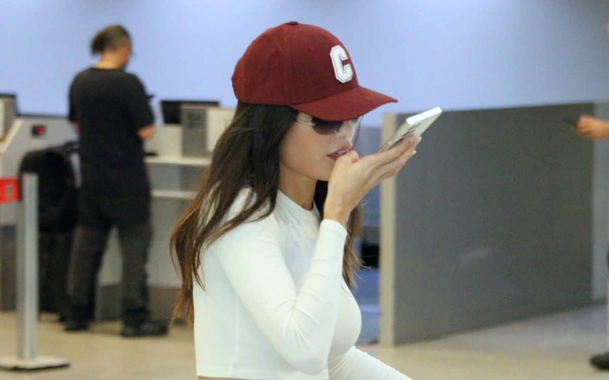 Vit&oacute;ria Strada foi vista de bon&eacute; e &oacute;culos escuros ao embarcar em aeroporto do Rio, nesta ter&ccedil;a-feira