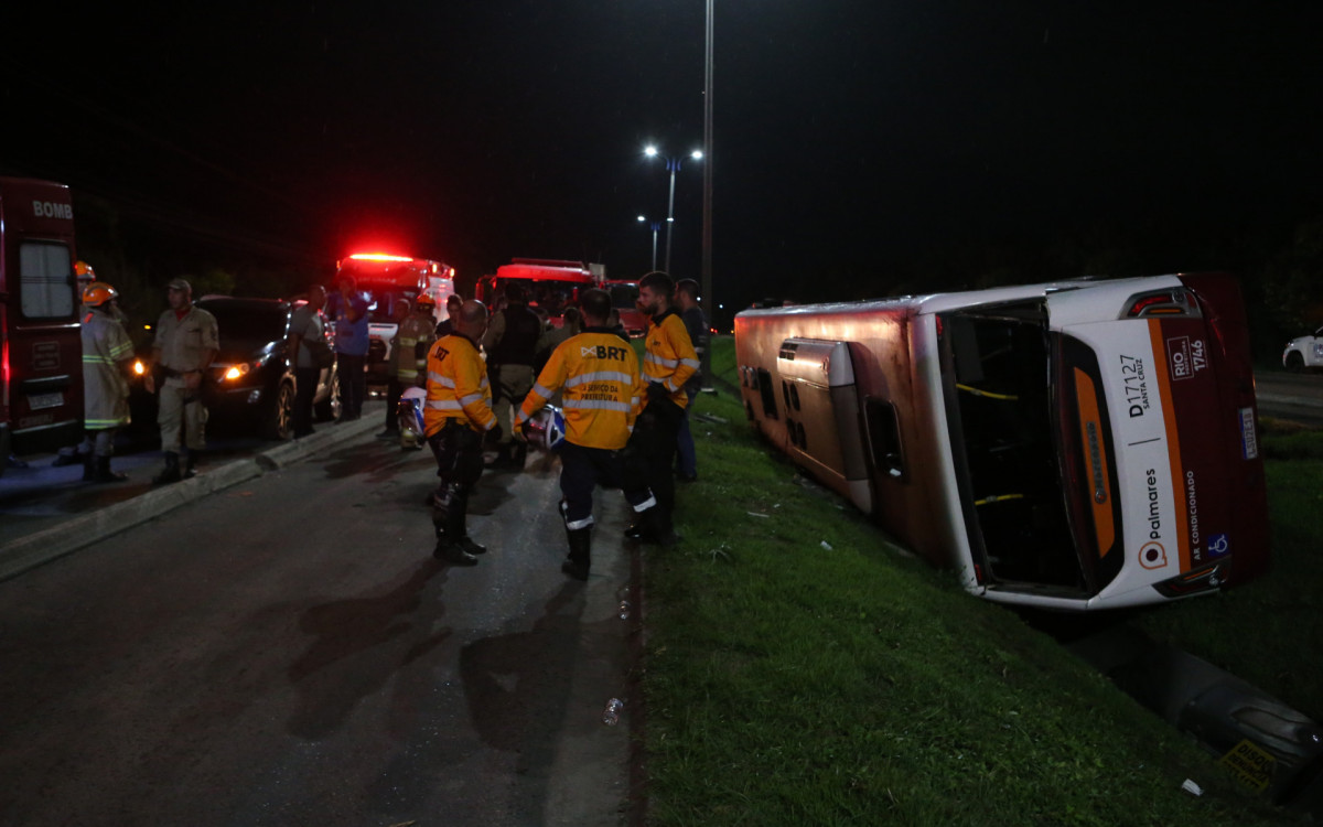 Um &ocirc;nibus tombou, na tarde desta ter&ccedil;a-feira (18), deixando 35 pessoas feridas na Avenida das Am&eacute;ricas, em Guaratiba, sentido Santa Cruz, na altura do BRT Mato Alto - Cleber Mendes / Ag&ecirc;ncia O Dia