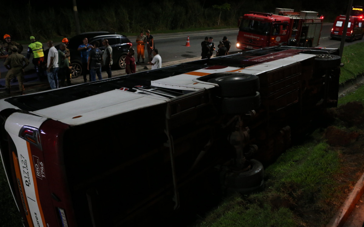 Acidente com &ocirc;nibus em Guaratiba, na Zona Oeste do Rio, deixa mais de 30 pessoas feridas
