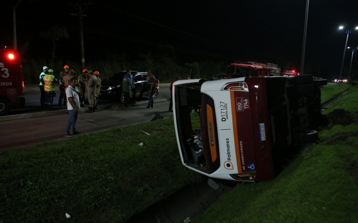 Acidente com &ocirc;nibus em Guaratiba, na Zona Oeste do Rio, deixa mais de 30 pessoas feridas