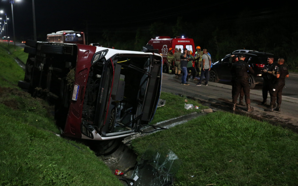 Acidente com &ocirc;nibus em Guaratiba, na Zona Oeste do Rio, deixa mais de 30 pessoas feridas
