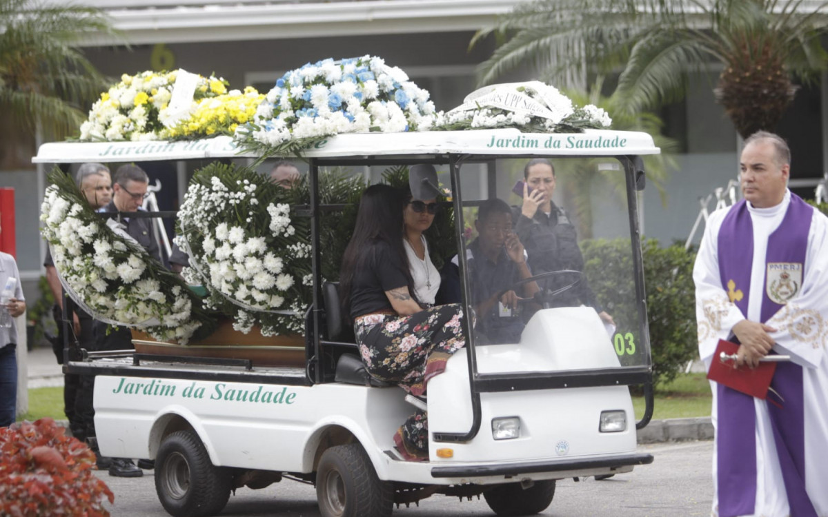 Corpo de Victor Hugo Lustoza Barros foi enterrado no Cemitério Jardim da Saudade, em Sulacap, na Zona Oeste do Rio