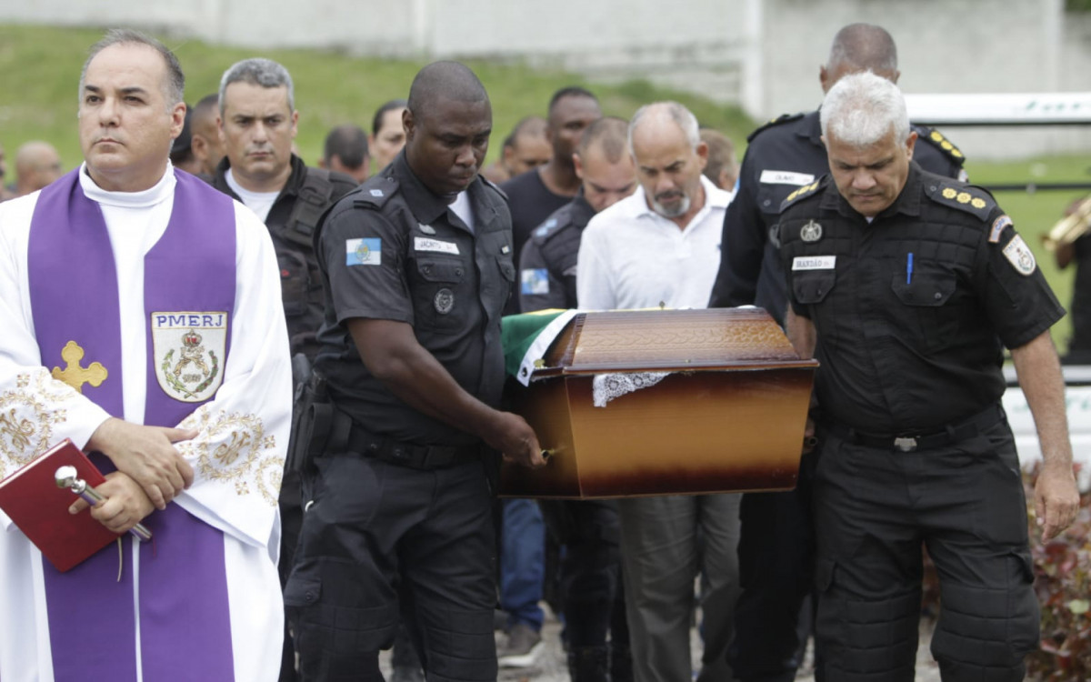 Corpo de Victor Hugo Lustoza Barros foi enterrado no Cemitério Jardim da Saudade, em Sulacap, na Zona Oeste do Rio