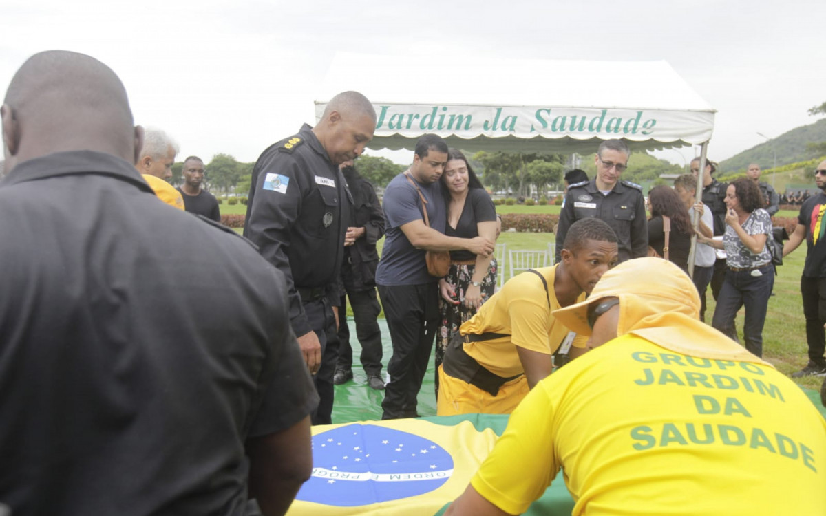 Corpo de Victor Hugo Lustoza Barros foi enterrado no Cemitério Jardim da Saudade, em Sulacap, na Zona Oeste do Rio